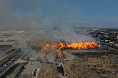 El incendio. Inició alrededor de 20:30 del lunes y fue controlado alrededor de las 04:00 del día siguiente. Ayer, por la tarde, sin embargo se reactivó.