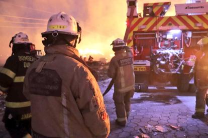 El Cuerpo de Bombero de diferentes cantones se unieron para apagar el siniestro.