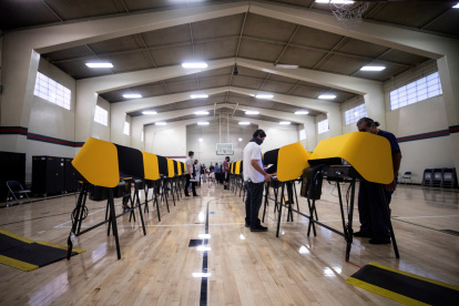 Ciudadanos votan en Salazar Park en Los Ángeles, California, este 3 de noviembre de 2020.