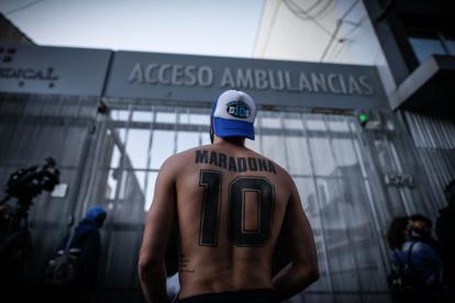 Seguidores acudieron al hospital donde Diego Armando Maradona fue operado para expresarle su apoyo