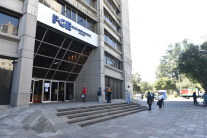 Actividades. En la Fiscalía General, en el norte de Quito, se reciben las versiones de los convocados a la diligencia.