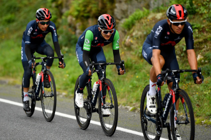 Los integrantes del Ineos Grenadiers están comprometidos en ayudar a su líder, Richard Carapaz (c), para que llegue con el maillot rojo a la meta final en Madrid.