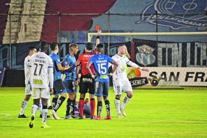 Los árbitros están en el centro de la polémica. Al inicio fue por su rendimiento en los partidos de LigaPro, pero ahora también están relacionados con sobornos.