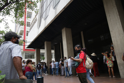 La filas y las personas sin turno fuera de la agencia del Registro Civil, ubicada en la avenida Nueva de Octubre.