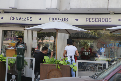 Hecho. Los restaurantes funcionarán con el 50 % de aforo.