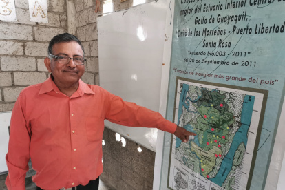 El custodio del manglar Genaro Vera muestra el mapa de los lugares identificados con tala.