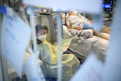 Un trabajador médico trata a un paciente con Covid-19 en la unidad de cuidados intensivos del hospital Reseau Hospitalier Neuchatelois (RHNe) Pourtales durante el brote de la enfermedad por coronavirus (COVID-19), en Neuchatel, Suiza, 05 de noviembre de 2020. Suiza como muchos países en Eu