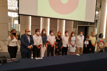 El exalcalde de Guayaquil, Jaime Nebot, junto a grupo de canditatos a asambleístas por la lista 6, durante la presentación de la propuesta socialcristiana.