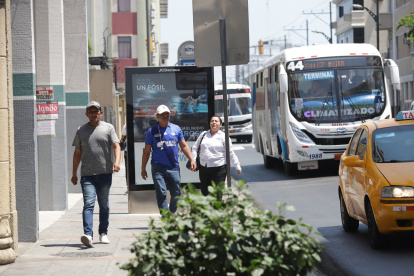 Banner publicitario que ocupa gran parte del reducido paso peatonal en Guayaquil.





Nota: Diana Sotomayor

Foto: Valentina Encalada





SEPTIEMBRE 05 Guayaquil-Ecuador

Agencia (ag-expreso)