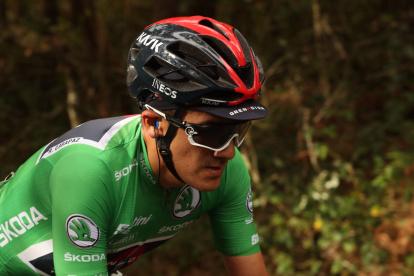 Richard Carapaz (d) espera recuperar el maillot rojo en las dos jornadas de montaña que restan de la Vuelta a España.