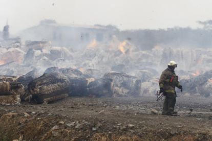 El incendio en Durán ha sido apagado por más de 500 bomberos que participaron.
