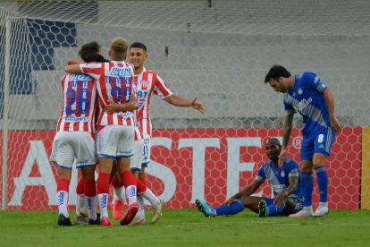 Los jugadores de Unión celebran el tanto que los pone en ventaja ante Emelec.
