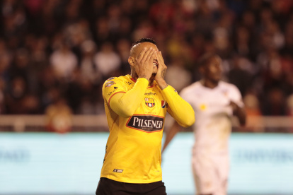 Escena repatida. Jonathan Álvez, una de las figuras del Ídolo reflejando su impotencia ante los errores de la escuadra.