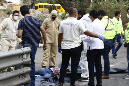 El hombre vestía una camiseta a cuadro y jean azul