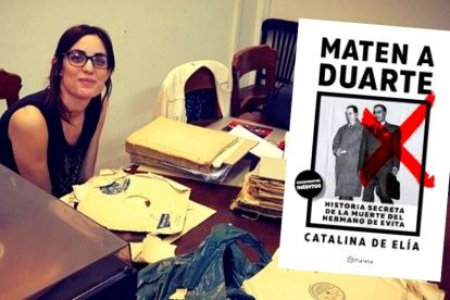 Catalina de Elía, periodista argentina, y la portada de su libro "Maten a Duarte".