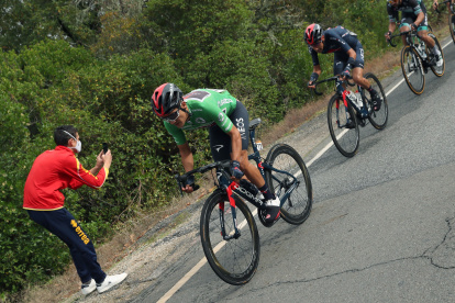 Richard Carapaz durante el recorrido de la décimo sexta etapa de la Vuelta a España.