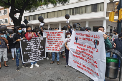 Un plantón de los centros de diálisis en el exterior de la Gobernación.