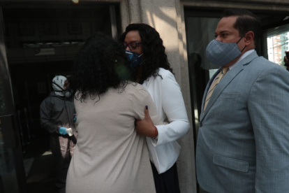 Diligencia. Alexandra Ocles llegó a la Corte acompañada por su defensa y familiares.