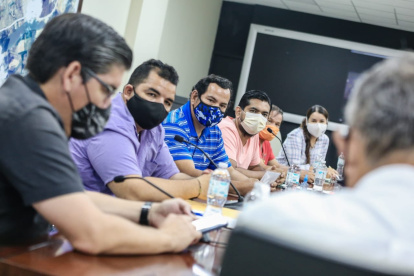 Cita. En el encuentro participaron artesanos y funcionarios municipales.