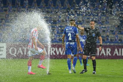 Emelec mostró un bajo nivel ante Unión y cuando salió en busca del gol de la clasificación, el sistema automático de riego de la cancha del estadio Capwell frenó el ímpetu con el que trataba de disimular sus falencias.