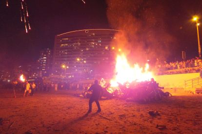 Tradicionalmente para estas fechas, en Salinas se han quemado decenas de monigotes a orillas del mar, al pie del malecón.