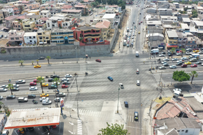 Intervención. En la avenida Francisco de Orellana y la José Luis Tamayo, en la imagen, se levantarán dos pasos elevados paralelos, de dos carriles cada uno.