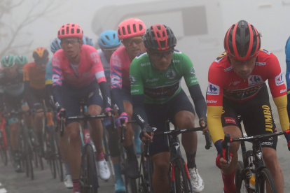 La lucha entre Richard Carapaz (c) y Primoz Roglic (d) fue intensa durante la ronda española.