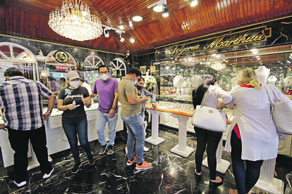 Joyería. Unas parejas cotizan los anillos para casarse en los próximos meses.