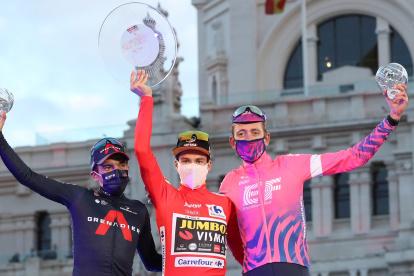 Richard Carapaz (i) en el podio de la Vuelta a España junto a Primoz Roglic y Hugh Carthy.