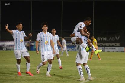 Los jugadores de Guayaquil City celebran uno de los goles en la victoria frente a Aucas.