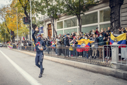Richard Carapaz fue ovacionado por los ecuatorianos que viven en Madrid, y compartió con ellos el vicecampeonato de la Vuelta a España.