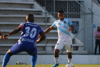 Danny Luna (d) marcó el primer tanto en la victoria de 9 de Octubre.