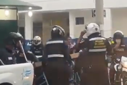 Momento en el que fue agredido el comerciante.