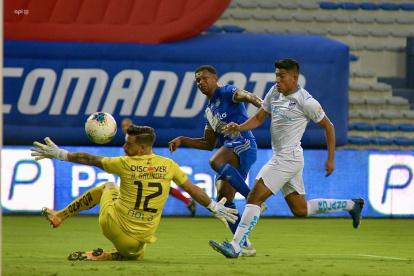 Romario Caicedo, de Emelec, impulsa el esférico para anotar el primer tanto frente a la Universidad Católica.