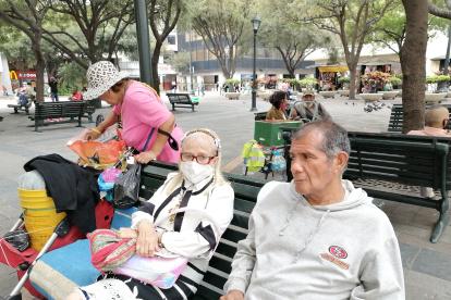 Un ciudadano está sentado en una banca del parque San Francisco sin usar mascarillas.