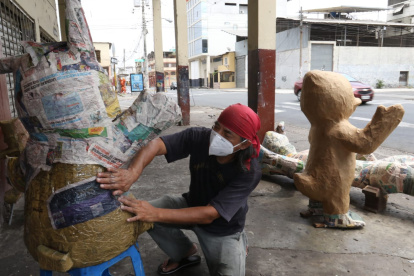 Labor.- Un artesano elabora un monigote que se quemará el 31 de diciembre de 2020.