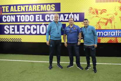 El director de selecciones (d) junto al entrenador Gustavo Alfaro y Francisco Egas, presidente de la Ecuafútbol.