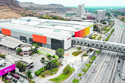 Así luce el nuevo centro comercial, unido al edificio de Riocentro Ceibos por un puente peatonal.