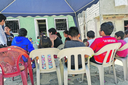 La Espol aterrizó en Bellavista un proyecto que imparte enseñanza sobre actividades acuícolas. También han enseñado a leer a los niños.
