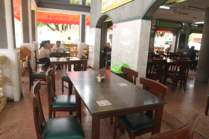 Efectos. En el restaurante Los Arbolitos apenas unos cuantos clientes llegan a comer. El fin de semana fue igual.
