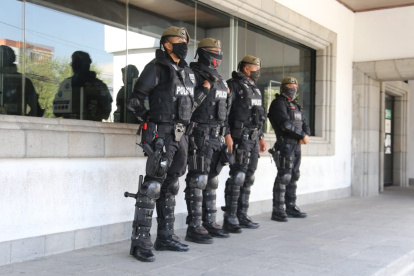 Seguridad. Miembros de la Unidad de Mantenimiento del Orden custodian la Corte antes de la audiencia en el caso Hospital de Pedernales.