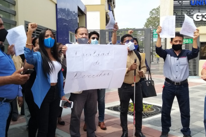 Los manifestantes se colocaron en los exteriores de la Universidad de Guayaquil.