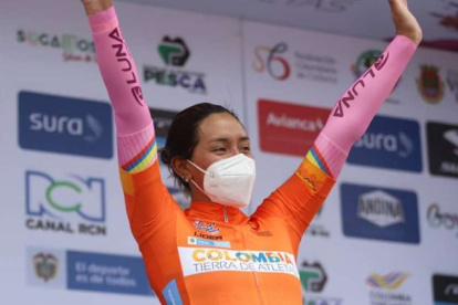 Líder. La ciclista ecuatoriana volvió a vestir ayer el maillot anaranjado de La Vuelta.