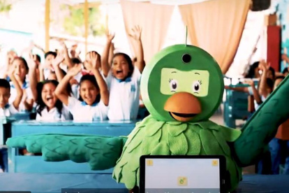 Loly es el loro robot que interactua con los niños y los guía.