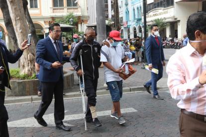 Los vendedores que fueron heridos por policías del Municipio, acompañados de los abogados Hernán Ulloa y Steven Reyes.
