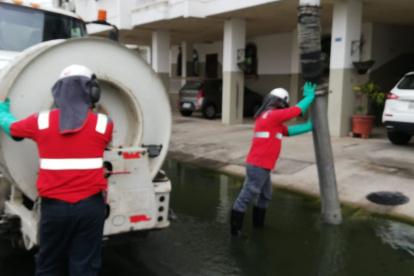 Personal de Interagua realiza limpieza de alcantarilla en Urdesa Norte.