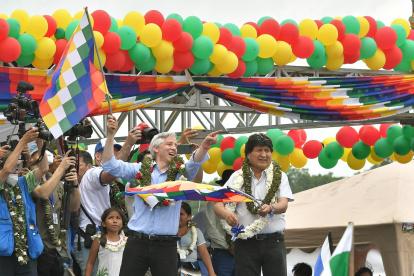 El exmandatario boliviano Evo Morales (d), acompañado de Alvaro García Linera,  son recibidos por sus seguidores hoy en Chimoré.