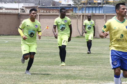 Mariano Mina se mantiene en forma, como en su etapa de futbolista profesional.
