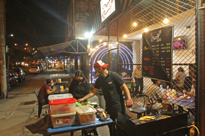 Establecimientos. A lo largo de la avenida están ubicados unos 10 locales que ofrecen hamburguesas, pollos asados, bandejitas, entre otros platillos.