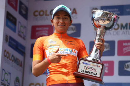 Miryam Núñez festeja con el trofeo de campeona de la Vuelta a Colombia